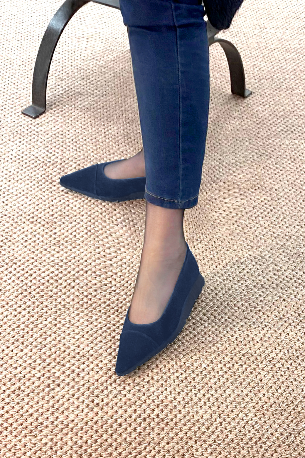 Navy blue women's ballet pumps, with wedge soles. Pointed toe. Flat rubber soles. Worn view - Florence KOOIJMAN